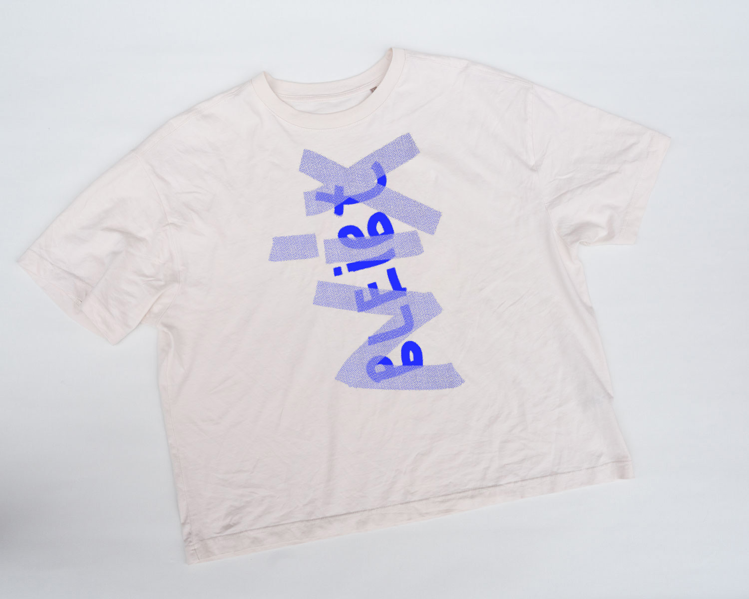 nix bleibt oversize — handprinted wearable art by Mascha Rodigina, Cologne